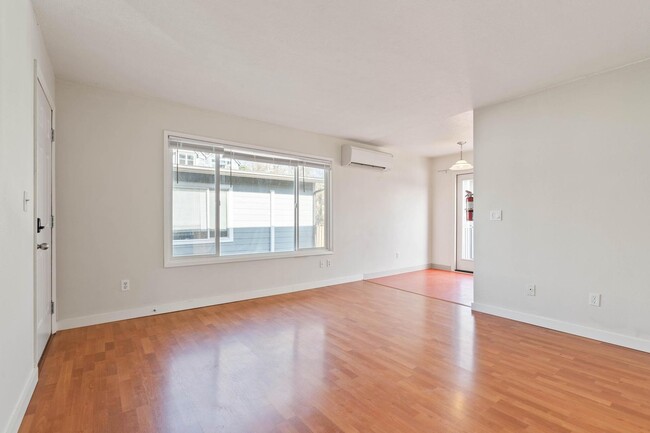 Foto del edificio - Comfortable 2-bed/1-bath upper apt in Cath...