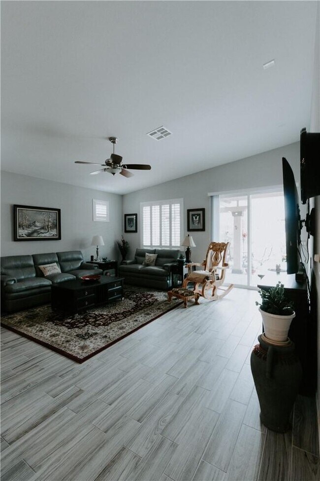 Foto del edificio - Single Story Home with Lush Backyard! Comi...