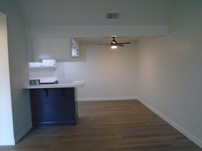 Foto del edificio - WOW FACTOR !!!   MOVE IN SPECIAL....$2197....