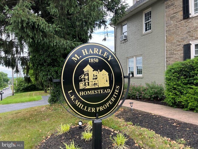 Foto del edificio - 1056 W Germantown Pike
