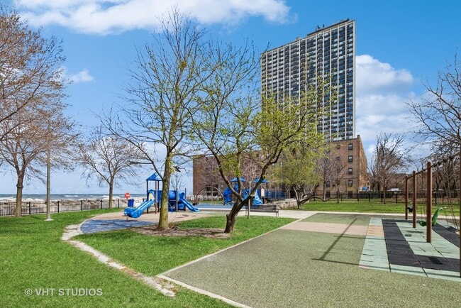 Building Photo - 7337 S South Shore Dr
