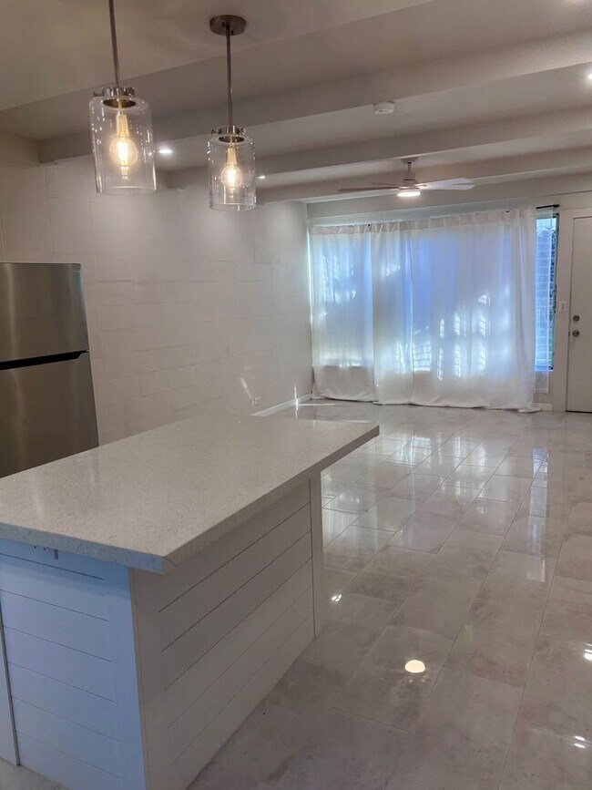 Foto del edificio - Available Now | 2 Bedroom, 2 Bathroom Townhouse with 1 Assigned Parking Stall at Tropic Gardens 1