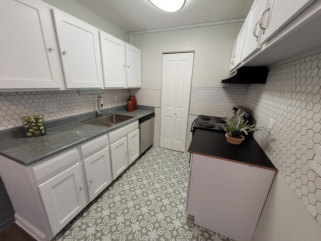 Building Photo - 451 Golden Cir