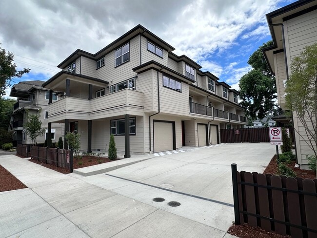 Building Photo - 338 E 12th Ave