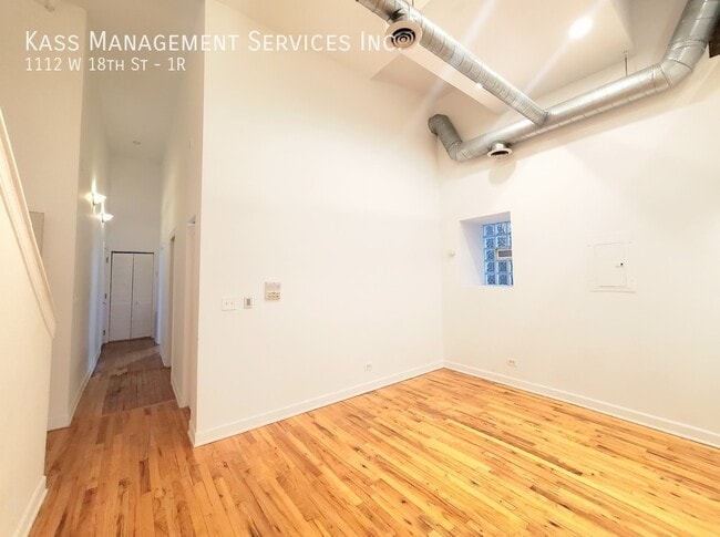 Building Photo - 1112 W 18th St