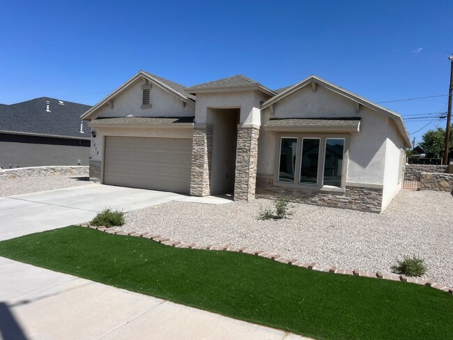 Building Photo - Stunning 3 bedroom, 3 bathroom home locate...