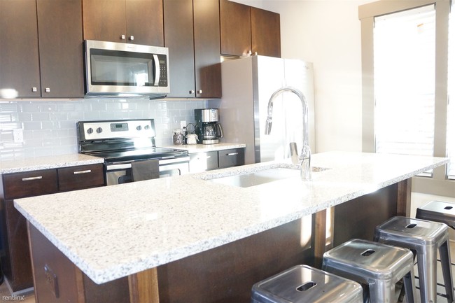 Building Photo - 4 br, 2 bath Townhome - 2310 Summit St