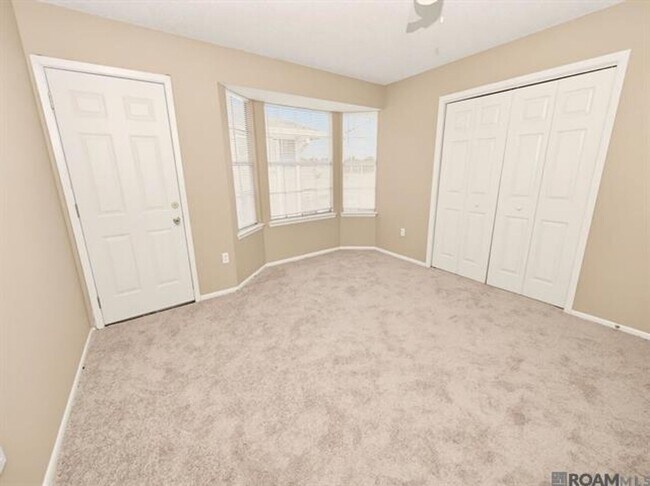 Foto del edificio - 830 Meadow Glen Ave