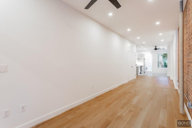 Foto del edificio - 309 E 10th St