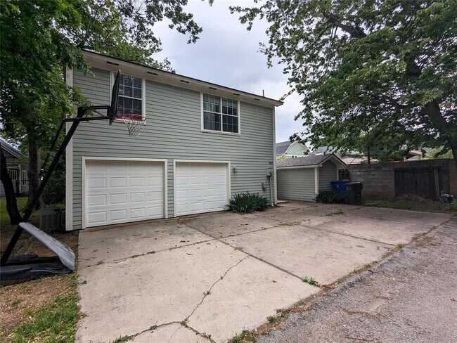 Building Photo - 420 W Comanche St