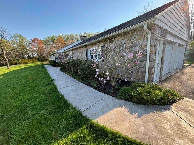 Building Photo - 2081 Pottstown Pike