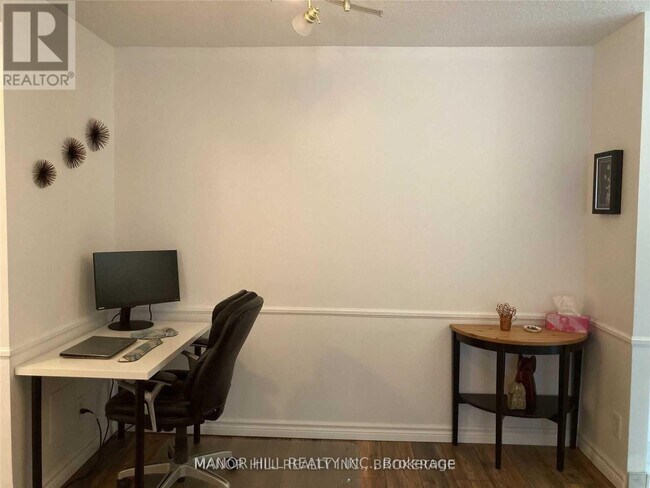 Photo du bâtiment - 222 The Esplanade