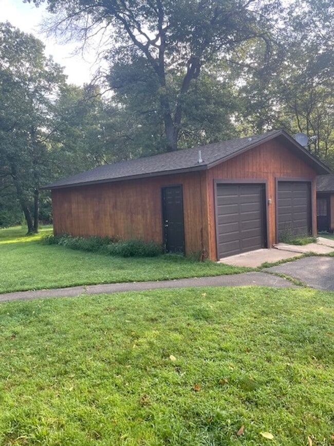 Building Photo - 2 Bedroom, 2 Bath, with Double Garage.