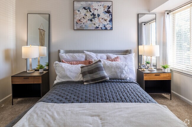 El Boston 2BR, 1BA -900SF - Dormitorio principal - ReNew White Marsh