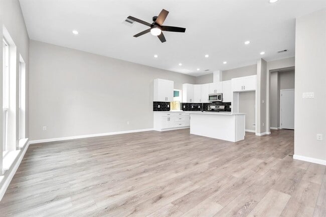Foto del edificio - 8305 Comal St
