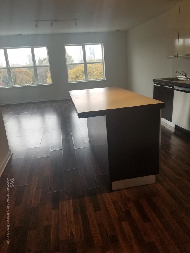 Foto del edificio - 1544 W Glenlake Ave