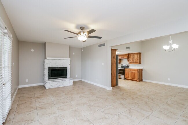 Building Photo - 6106 E Ivyglen St