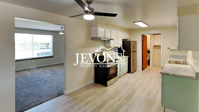 Foto del edificio - Water and sewer included! Comfortable 3-be...