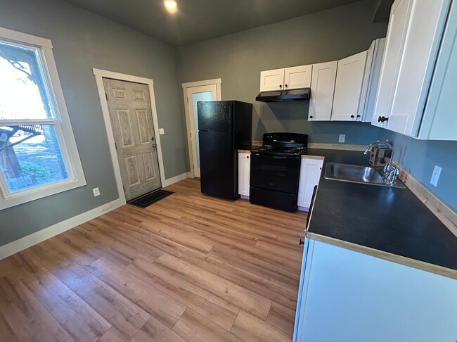 Foto del edificio - Stunning Remodeled 4 BR in North Missoula