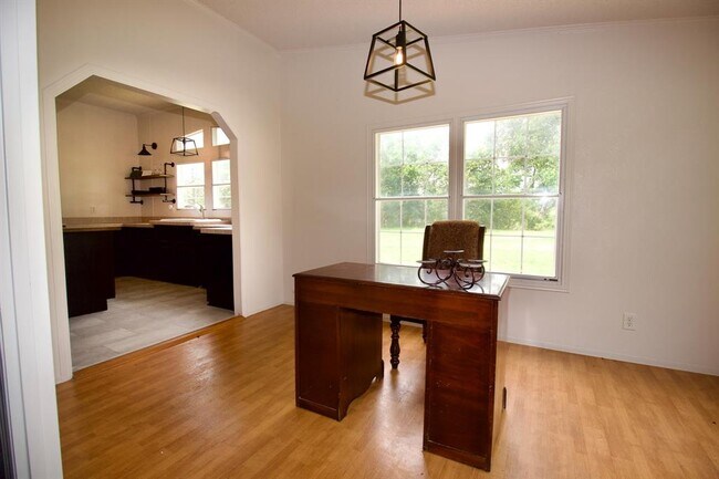 Foto del edificio - 42857 Henson Rd