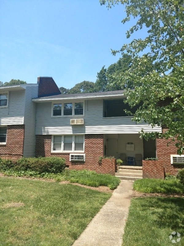 Building Photo - 835 Daniels St