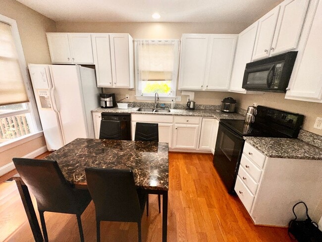Foto del edificio - 307 Charleston Ln