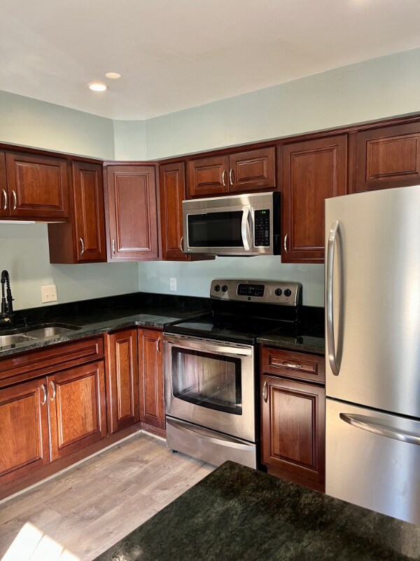 Building Photo - 296 Valley Stream Ln