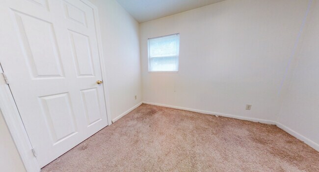 Building Photo - 1613 Airport Dr