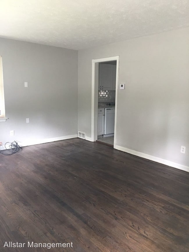 Building Photo - 4 br, 1 bath House - 650 E 260th