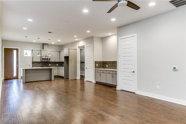 Building Photo - 1100 Saucedo St