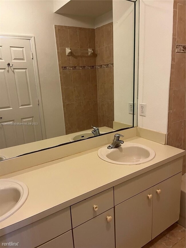 Building Photo - 4 br, 2.5 bath House - 13865 SW 275th St 1...