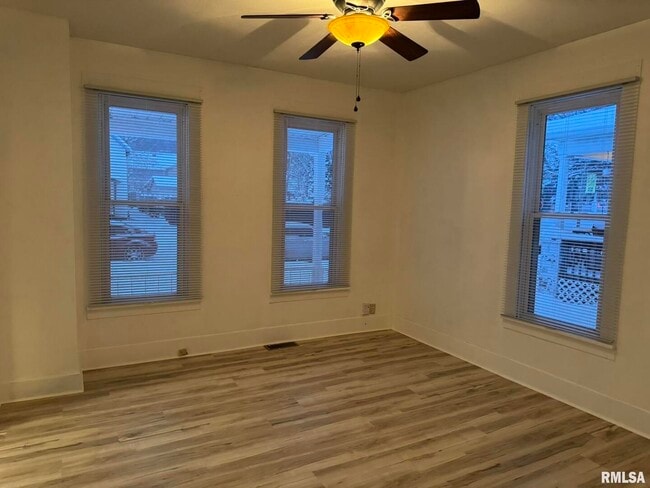 Building Photo - 105 6th Ave