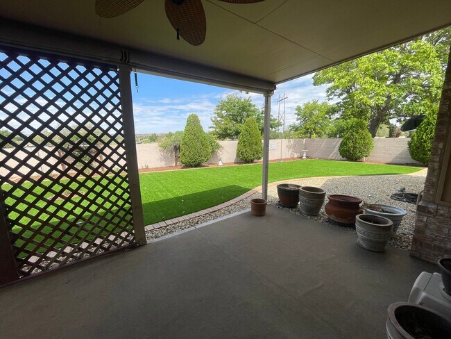 Building Photo - 3 Bedroom Near Mariposa Park