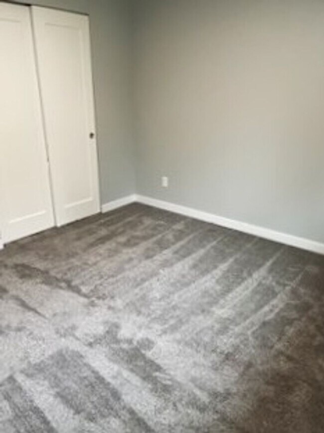 Building Photo - Lovely 3 Bedroom Recently Renovated!