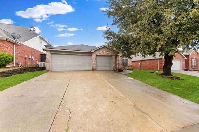 Foto del edificio - 4835 Crown Dr