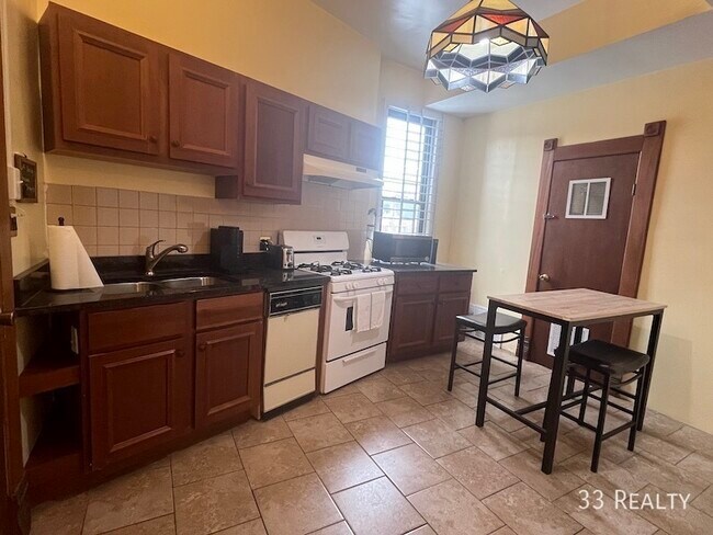 Foto del edificio - Beautiful 3 Bedroom 1.5 Bath in Lincoln Park