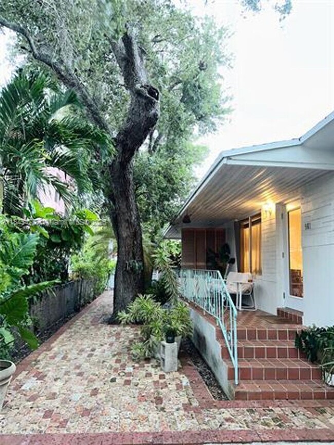 Foto del edificio - 561 NE 64th St