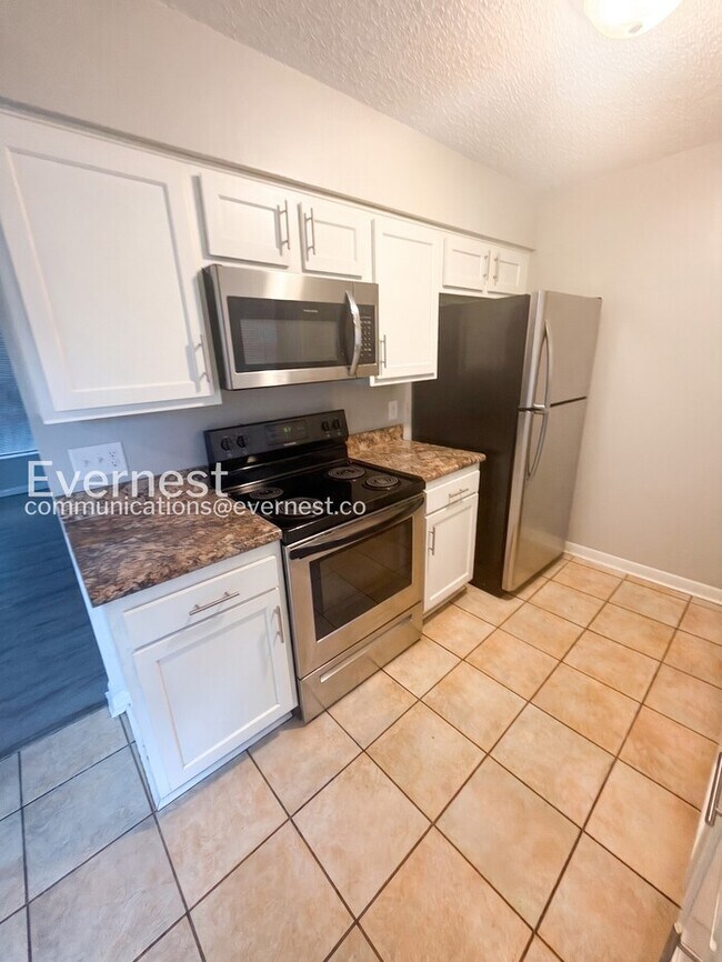 Foto del edificio - 3 Bed, 2 Bath Home with Garage / Pet-Friendly / Coming Soon!
