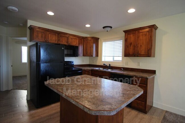 Building Photo - 880 Everett Pl