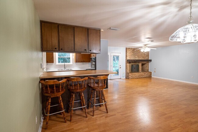 Building Photo - 3/2 Brick home in Old Town