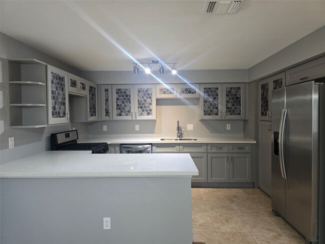 Building Photo - 7810 Oakridge Dr