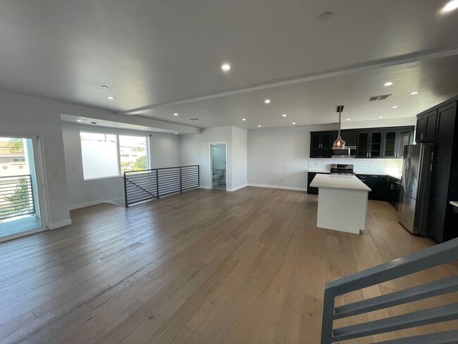 Building Photo - 2129