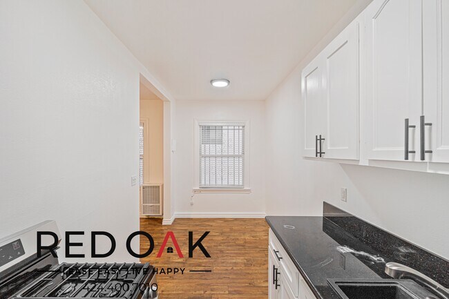 Foto del edificio - ~2 Months FREE~ Fantastic Studio with Stun...