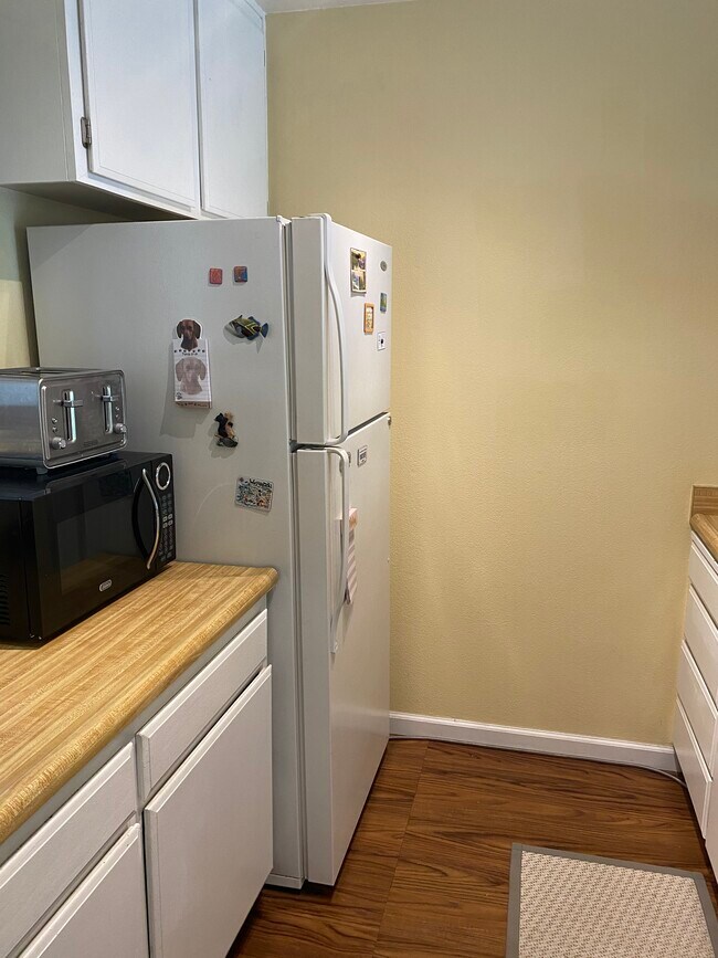 Kitchen - 1700 Glenbrook Dr