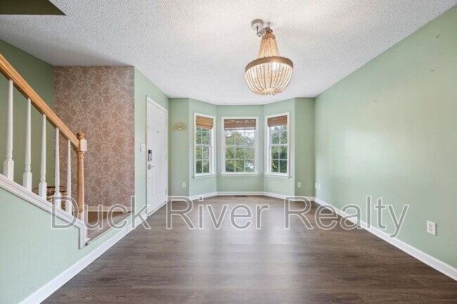 Building Photo - 213 Valley Dr