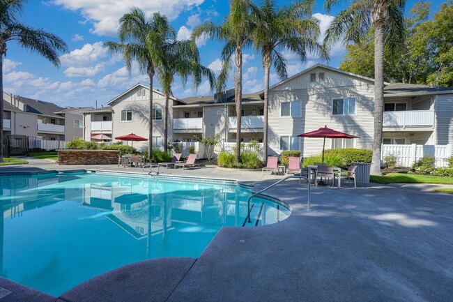 Piscina comunitaria en The Legacy Apartments, Antelope, California - The Legacy Apartments