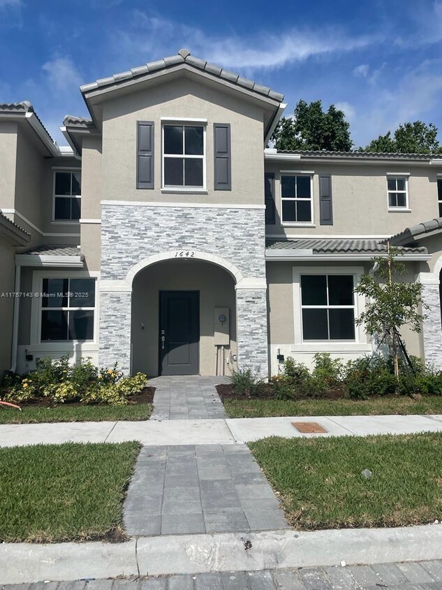 Foto principal - 1642 SE 26th Ter