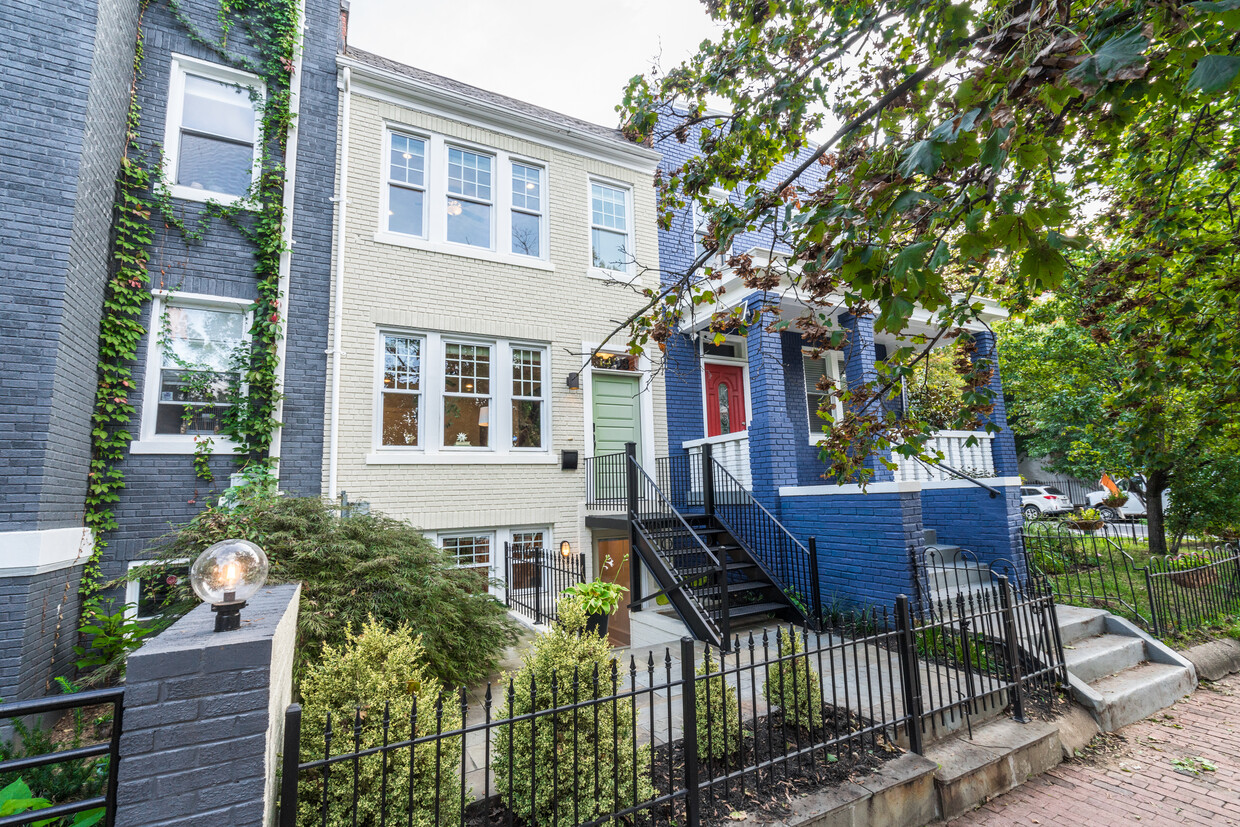 Front Entrance/ Tenant Patio - 1403 G St NE