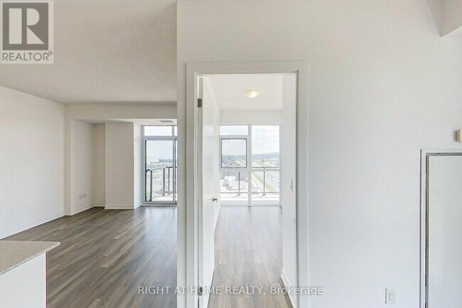Photo du bâtiment - 550 N Service Rd