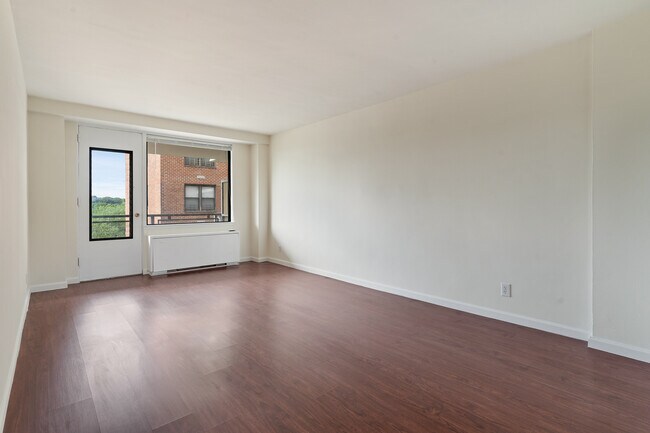 Building Photo - 4901 Henry Hudson Pkwy W